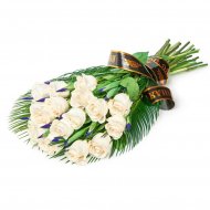 Белые розы с лентой на похороны