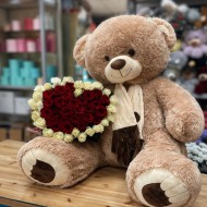 51 роза в виде сердца и большой медведь